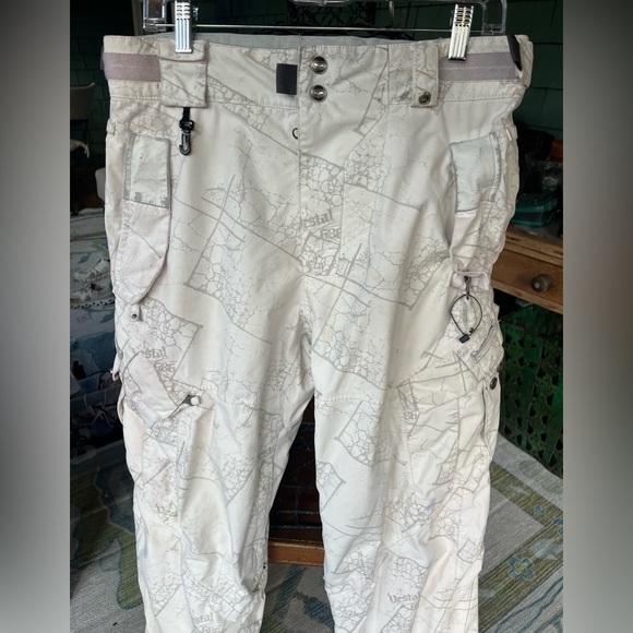 Fabulous 686 men’s snowboard/ski jacket and pants. Size small. Selling together - Picture 8 of 15